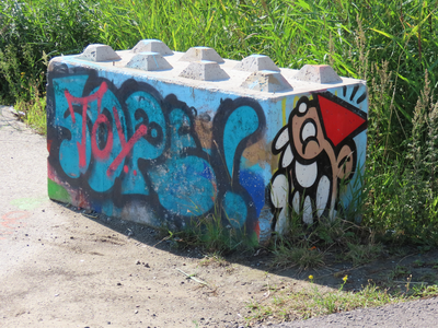 850592 Afbeelding van een betonblok met daarop graffiti van o.a. de Utrechtse kabouter (KBTR), op de jongerenplek Teen ...